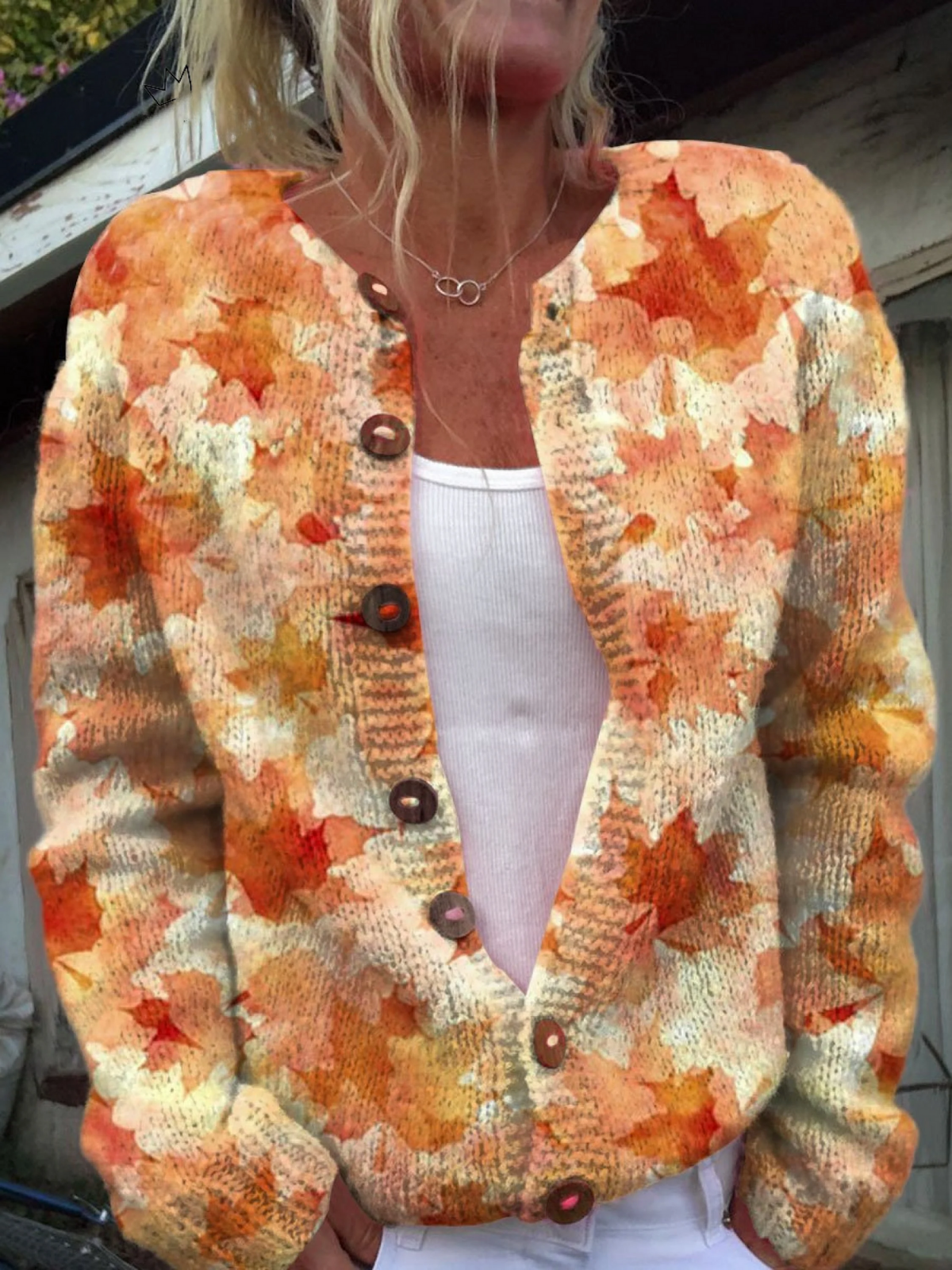 Elegant cardigan med høstbladmotiv og knapper – den perfekte blandingen av stil og varme for garderoben din