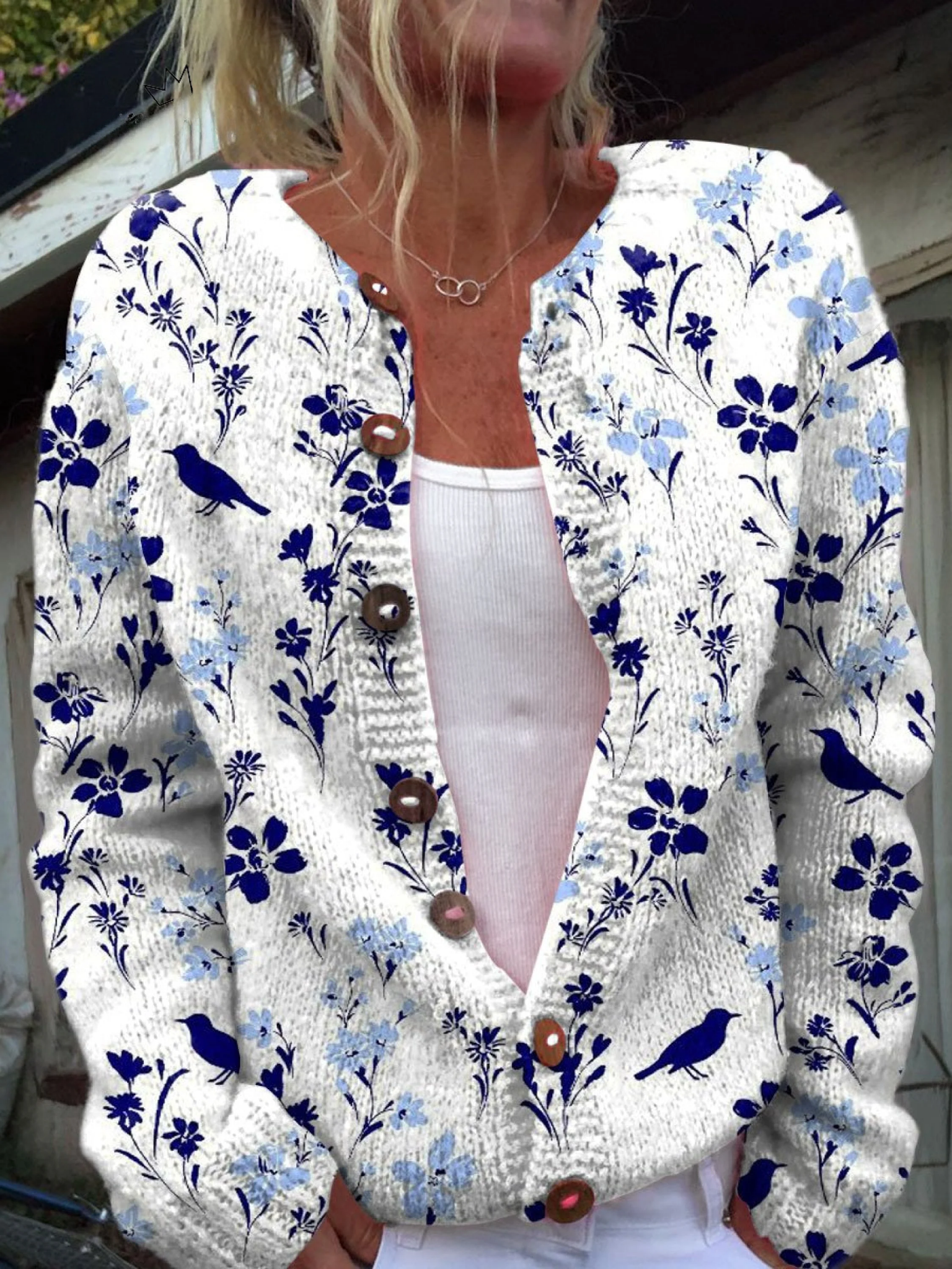 Vintageinspirert strikket cardigan med knapper og sjarmerende blomster- mønster for tidløs stil og komfort