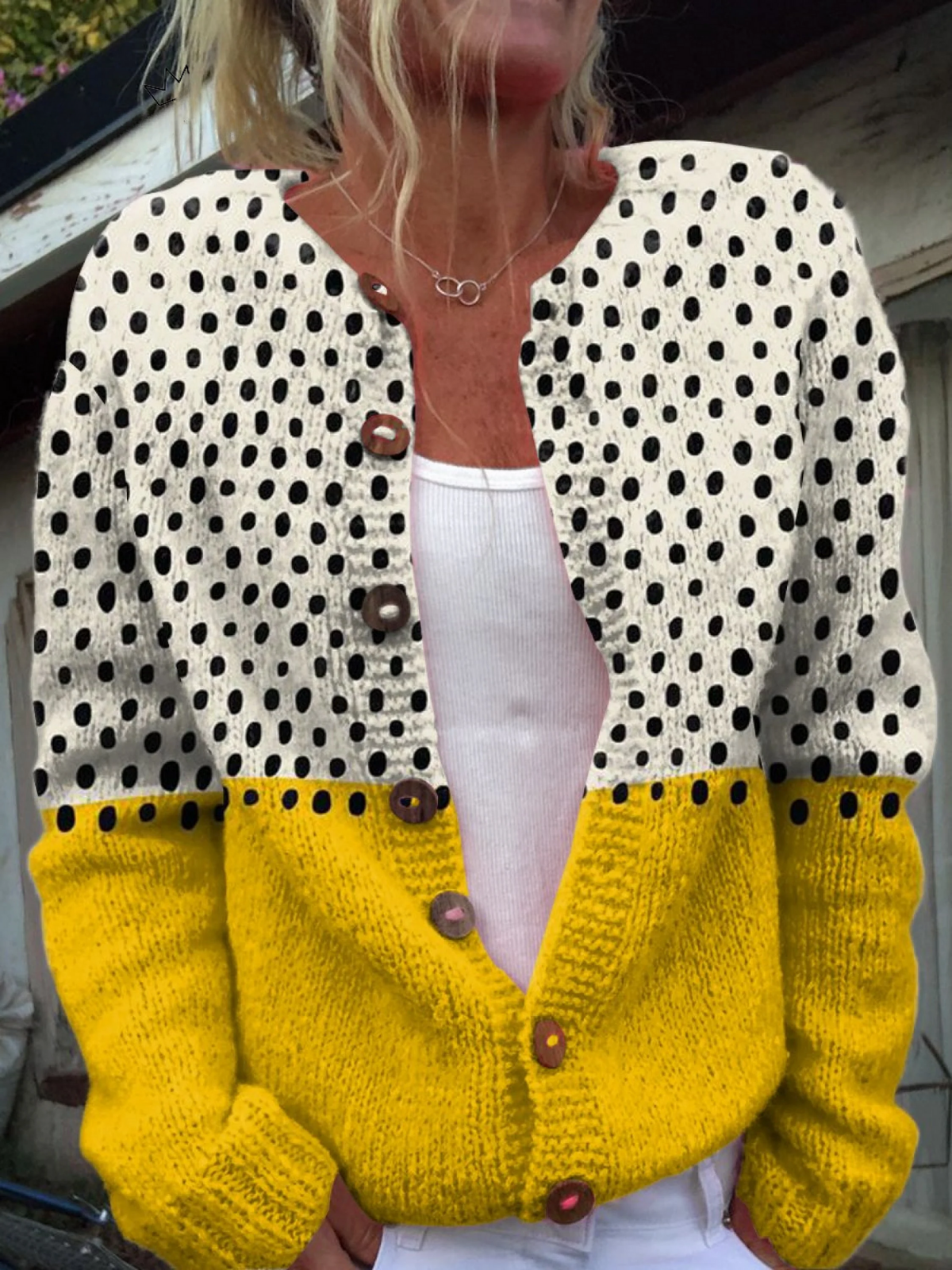 Elegant knäning med knapper og trendy gule geometriske prikkemønstre