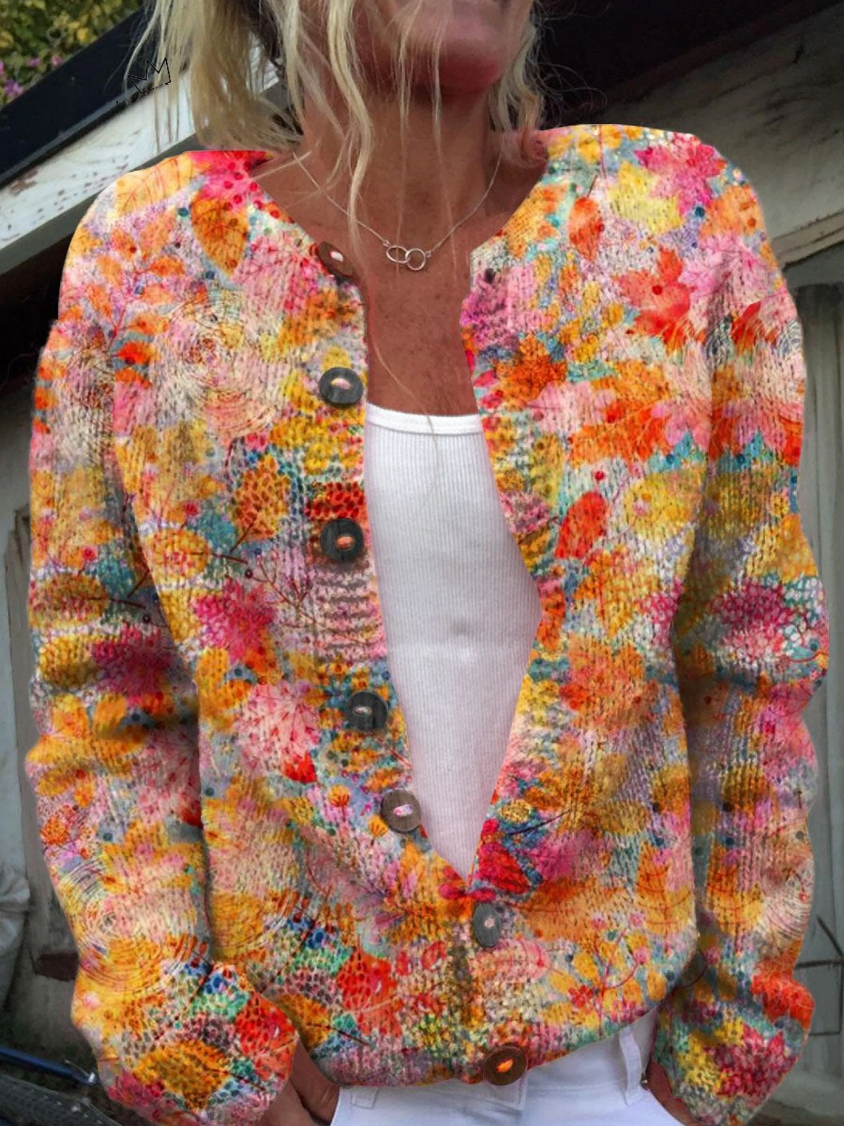 Knæpartner med smukke blomsterbroderier og knapper – til en afslappet og elegant stil