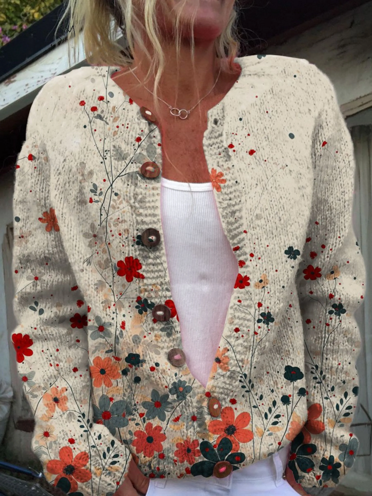 Chic vintage ullcardigan med vakker blomster"
mønster og stilfulle knapper