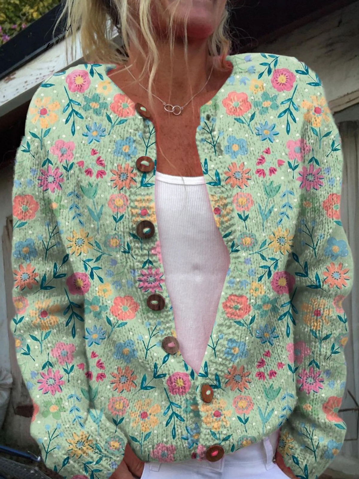 Elegant sommercardigan med blomsterdesign og knapper – den perfekte kombinasjonen av friskhet og stil